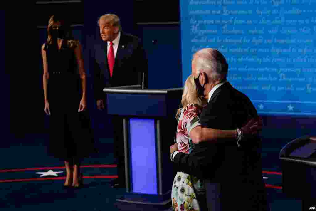 Jill Biden abraza a su esposo, al final del debate presidencial en la Universidad de Belmont en Nashville, Tennessee, en octubre. 22 de febrero de 2020.