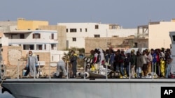 Les migrants sauvés, parmi les plus de 3 000 sauvés samedi par l'Italie et la France dans la mer Méditerranée près de la Libye, dans le port de Lampedusa, dans le sud de l'Italie, le 2 mai 2015.