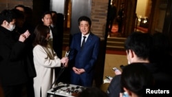Le Premier ministre japonais Shinzo Abe parle aux journalistes, Tokyo, le 24 mars 2020. (Photo: Charly Triballeau/Pool via REUTERS)