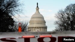 Barikade keamanan ditempatkan di depan Gedung Kongres AS di Washington, D.C., pada hari pertama 'shutdown', 22 Desember 2018. (Foto: dok).