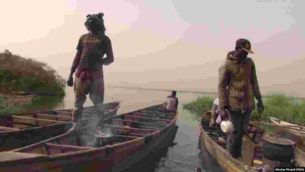 Des réfugiés nigérians après une nuit de pêche débarquent dans le village de Tagal, Tchad, le 24 avril 2017 (VOA / Nicolas Pinault)