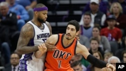 DeMarcus Cousins, à gauche, alors avec Sacramento, contre Enes Kanter d'Oklahoma City Thunder, Sacramento, Californie, le 15 janvier 2017. 