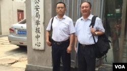 蔡瑛（左）、馬連順律師7月下旬到天津市公安局再次尋找被失踪的李和平律師。蔡瑛律師微博圖片