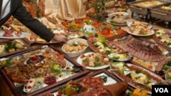 Los estadounidenses no se preocupan en desperdiciar la comida porque es abundante y barata, sostiene el estudio.