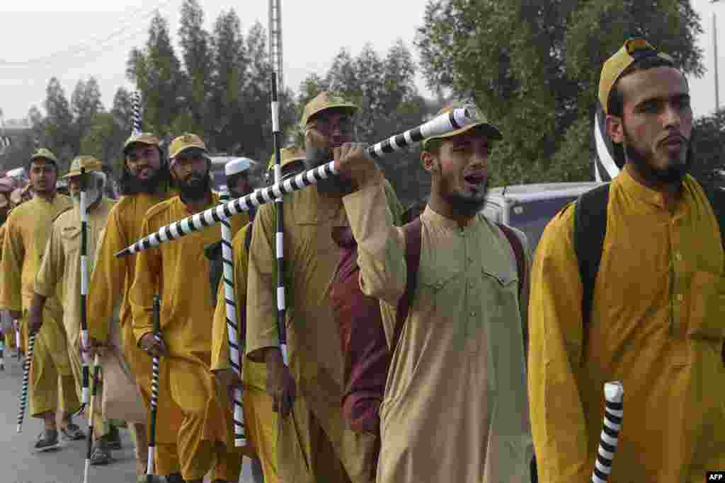 'انصار الاسلام' کے سیکڑوں رضاکار اسلام آباد میں 'آزادی مارچ' کے پنڈال کے اندر اور ارد گرد تعینات ہیں۔