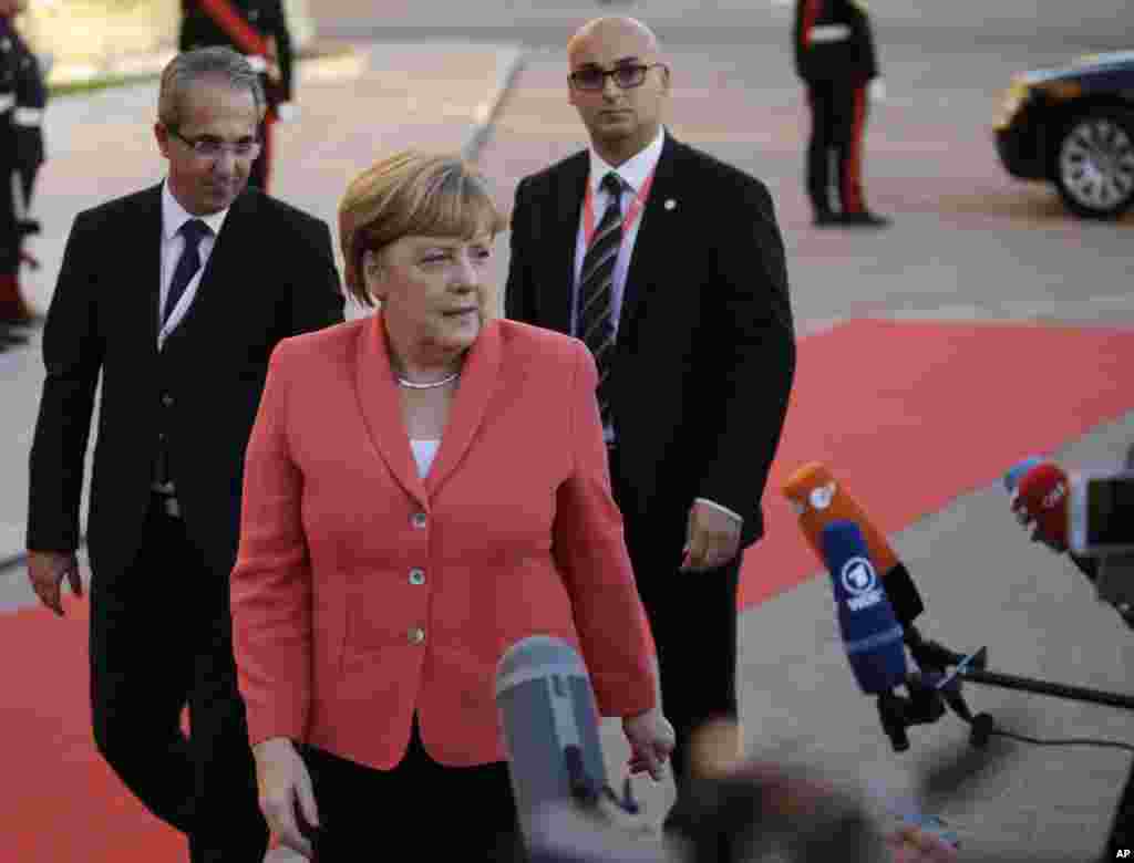 La chancelière allemande Angela Merkel arrive au palais Auberge de Castille, le bureau du Premier ministre, à l'occasion du sommet informel de l'Union européenne et les dirigeants africains sur la migration tenue à La Valette, Malte, mercredi 11 novembre 2015. 