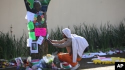 Seorang warga Afrika Selatan meluangkan waktunya untukmembaca beberapa pesan dan ungkapan untuk kesembuhan Mandela di luar rumah kediamannya di Johannesburg, Afrika Selatan (Foto: dok).