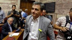 Menteri Keuangan Yunani yang baru, Euclid Tsakalotos, tiba dalam pertemuan dengan anggota parlemen dari Partai Syriza di Athena (10/7).