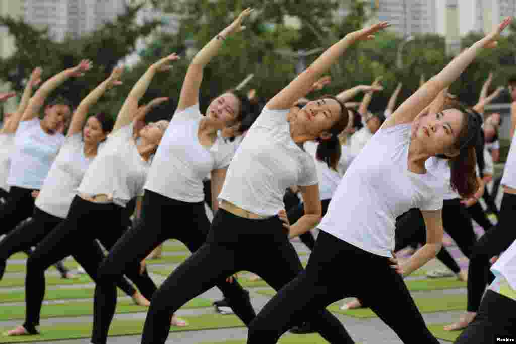 2018年6月17日,中国湖北襄阳,妇女练习瑜伽。在中国,瑜伽正成为一种时尚潮流,尤其深受一些年轻人喜爱。中国大中城市瑜伽训练班的普及程度以及人数之多,使得印度媒体惊呼:瑜伽已成为印度软实力的先锋,正逐渐渗透到中国人日常生活中。