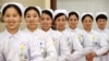 Des infirmières s'exercent à sourire avec des baguettes dans la bouche en Chine, le 8 mai 2017.