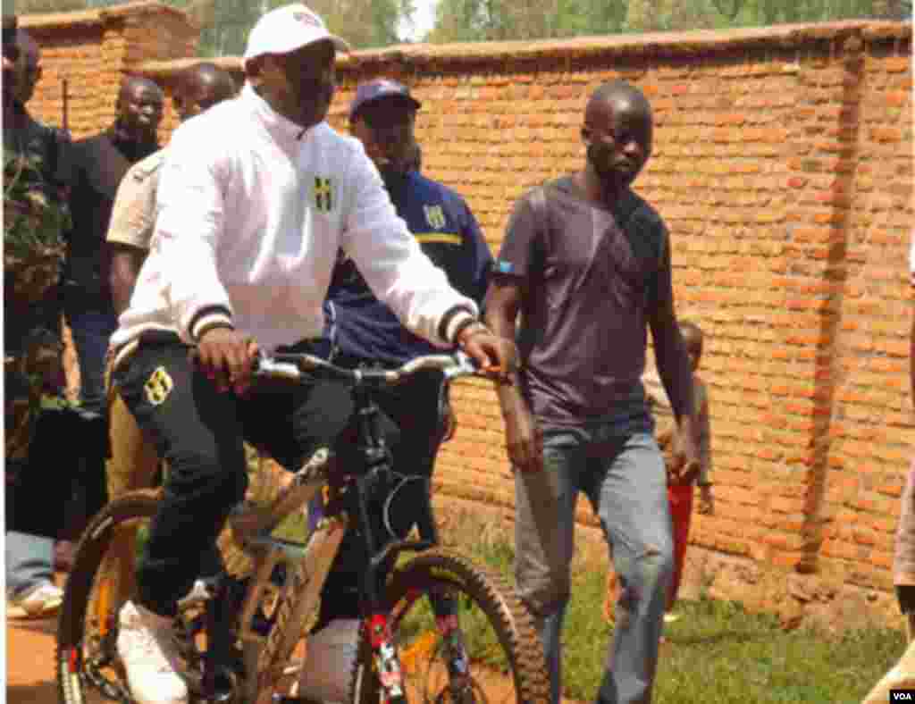 Le président Pierre Nkurunziza s'est rendu à vélo dans un centre de vote, le 29 juin 2015, lors des élections législtives au Burundi