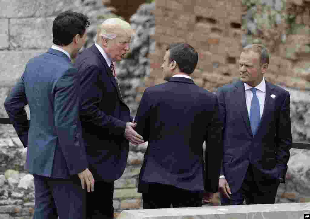 Le président américain, Donald Trump, parle avec le Premier ministre canadien Justin Trudeau, à l'extrême gauche, en Italie, le 26 mai 2017.