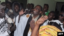 Biram Ould Dah Ould Abeid, député d'opposition et antiesclavagiste, au milieu de ses partisans après sa libération de la prison, à Nouakchott,, le 17 mai 2016.