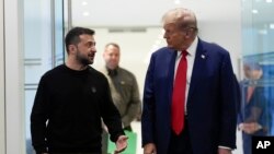 FILE - Umongameli Donald Trump lomongameli Volodymyr Zelenskyy wele-Ukraine e Trump Tower eNew York, Sept. 27, 2024. 