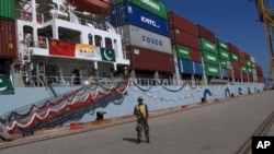 Seorang tentara Angkatan Laut Pakistan berjaga pada saat sebuah kapal China penuh muatan akan berlayar dari Pelabuhan Gwadar, 13 November 2016. 