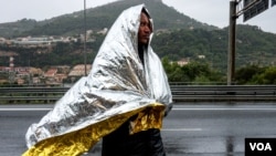 Un migrant ressortissant de l'Erythrée se promène le long de la route après avoir quitté un camp de la Croix-Rouge Caritas mis en place dans la ville frontalière italienne, à Ventimiglia, Italie, 13 octobre 2016. 