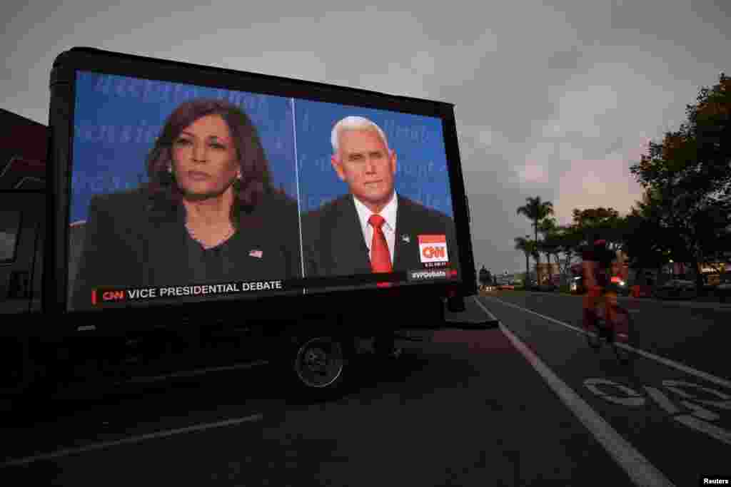 Un camión digital retransmite el debate entre el vicepresidente de Estados Unidos, Mike Pence, y la candidata demócrata a la vicepresidencia, Kamala Harris, afuera de una taberna en San Diego, California, Estados Unidos, el 7 de octubre de 2020.