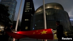 Bendera nasional China diturunkan di luar Dewan Legislatif, bagian dari upacara harian di Hong Kong, 7 November 2016. (Foto: dok).