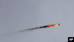 Helikopter pemerintah Suriah terkena tembakan misil di Provinsi Idlib, Suriah, 11 Februari 2020.