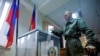 Seorang anggota militer Republik Rakyat Luhansk (LPR) ketika memberikan suara selama referendum untuk bergabung dengan LPR ke Rusia, di sebuah unit militer di Luhansk, Ukraina, 23 September 2022. (Foto: REUTERS/Alexander Ermochenko)