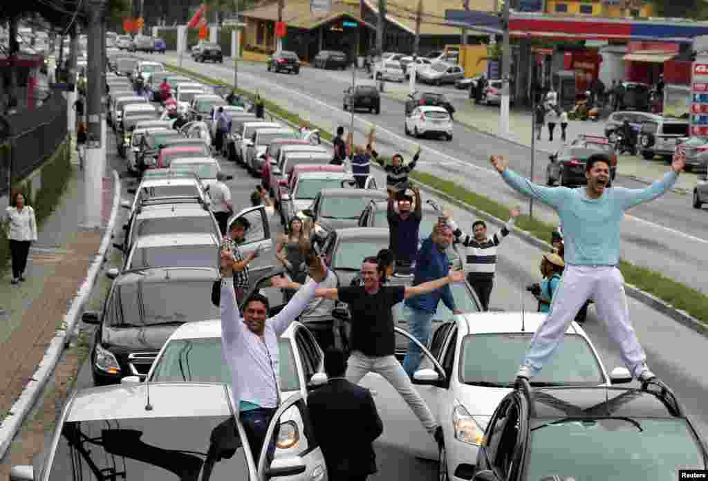 អ្នកបើកបរ Uber ធ្វើបាតុកម្មប្រឆាំងនឹងការគំរាមកំហែងច្បាប់ថ្មីលើក្រុមហ៊ុនពាណិជ្ជកម្មដែលនឹងត្រូវបោះឆ្នោតជាសភាជាតិរបស់ប្រទេសប្រេស៊ីល ទីក្រុង Sao Paulo កាលពីថ្ងៃទី៣០ តុលា ២០១៧។