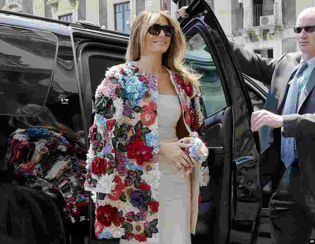 La Première dame américaine Melania Trump sort d'une voiture en arrivant au palais de Chierici, lors d'une visite des premières dames du G7 à Catane, Italie, 26 mai 2017.