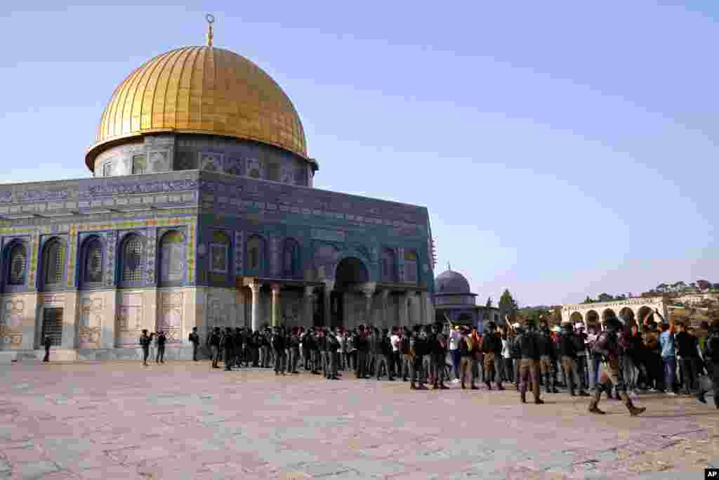 یهودیان ساکن در بیت المقدس شهروندی اسراییل را داشته و عرب‌های فلسطینی ساکن در این شهر تنها سند اقامت دایمی با کارت هویت مخصوص دارند