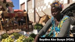 Une vendeuse de légumes au marché Castor de Dakar, le 25 janvier 2019. 
