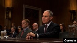 Los senadores votaron a favor por 52-46 para confirmar a Pruitt