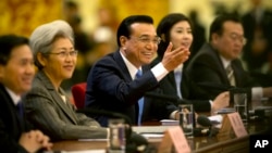 中國總理李克強 (中)2015年3月15日 在人大的記者會上。