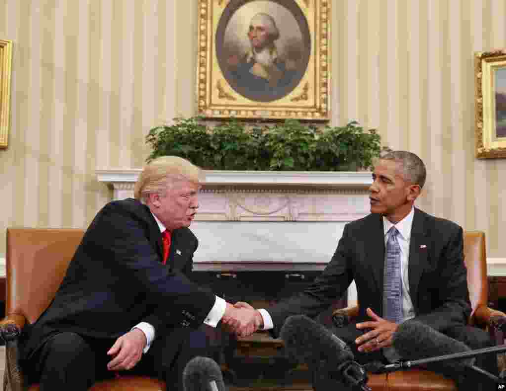 Le 44e président des Etats-Unis, Barack Obama, serre la main du 45e président Donald Trump à la Maison Blanche, Washington, le 10 novembre 2016.