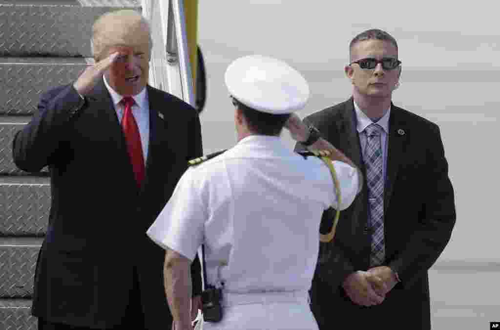 Le président américain Donald Trump reçoit les honneurs militaires à son arrivée à Hambourg, en l'Allemagne, le 6 juillet 2017.