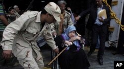 Un rebelle libyen aidant une femme évacuée de Misrata à bord du ferry alabanais Red Star 1 et débarquant au port de Benghazi