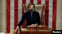 Ketua DPR AS Nancy Pelosi memimpin sidang pemungutan suara di DPR AS untuk memakzulkan Presiden Donald Trump di Gedung Capitol, Rabu (13/1). 