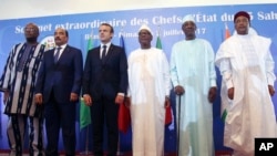 De gauche à droite, le président burkinabé Roch Marc Christian Kabore, le président mauritanien Mohamed Ould Abdel Aziz, le président français Emmanuel Macron, le président malien Ibrahim Boubacar Keita, le président tchadien Idriss Deby Itno et le président nigérien Mahamadou Issoufou, lors de la séance d'ouverture du sommet du G5 Sahel à Bamako, au Mali, le 2 juillet 2017.