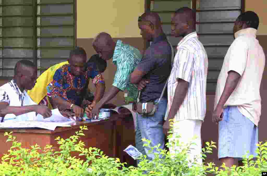 Des électeurs font la queue pour voter dans un bureau de Seme Podji, au Bénin, le 6 mars 2016. (AP Photo/Virgile Ahissou)
