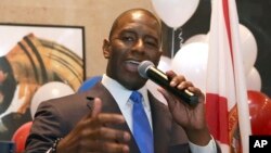 Andrew Gillum se dirige a sus seguidores demócratas tras ganar las primarias del Partido Demócrarta para gobernador en el estado de Florida el martes, 28 de agosto de 2018, en Tallhassee, Florida.