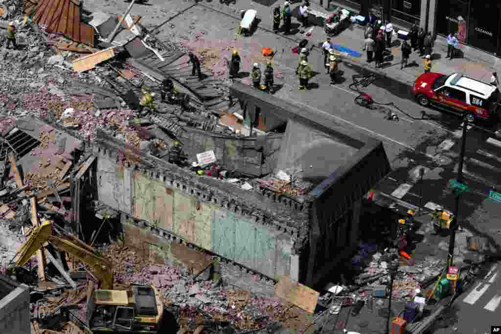 Petugas penyelamat menelisik lokasi gedung runtuh di Philadelphia, Pennsylvania (5/6). (AP/Jacqueline Larma)