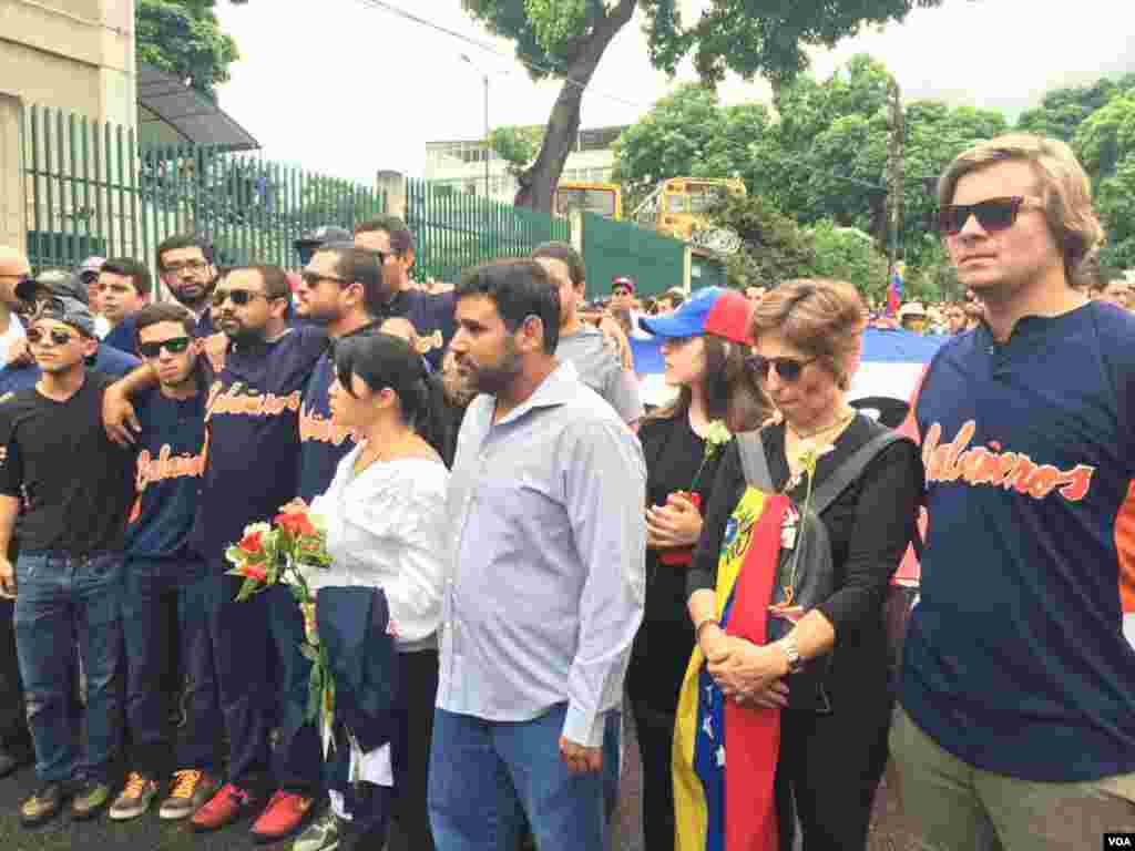 Familiares y amigos se unen en un abrazo en memoria del comunicador. Foto: Álvaro Algarra.
