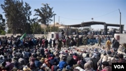 Ribuan penduduk Libya di Ras Ajdir, wilayah perbatasan, berusaha menyeberang ke Tunisia untuk menghindari kekerasan. Kondisi terus memburuk di Libya akibat bentrokan pasukan pemberontak dan pendukung Gaddafi.