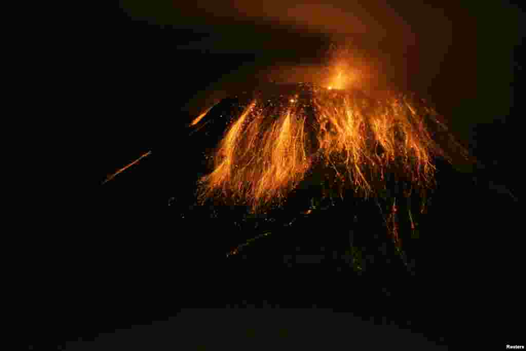 Gunung berapi Tungurahua di Ekuador mengeluarkan gas dan abu vulkanik dekat kota Banos, selatan ibu kota Quito.