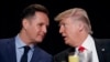 Predsjednik Donald Trump, desno, razgovara s televizijskim producentom Markom Burnettom tokom Nacionalnog molitvenog doručka, 2. februara 2017. u Washingtonu.