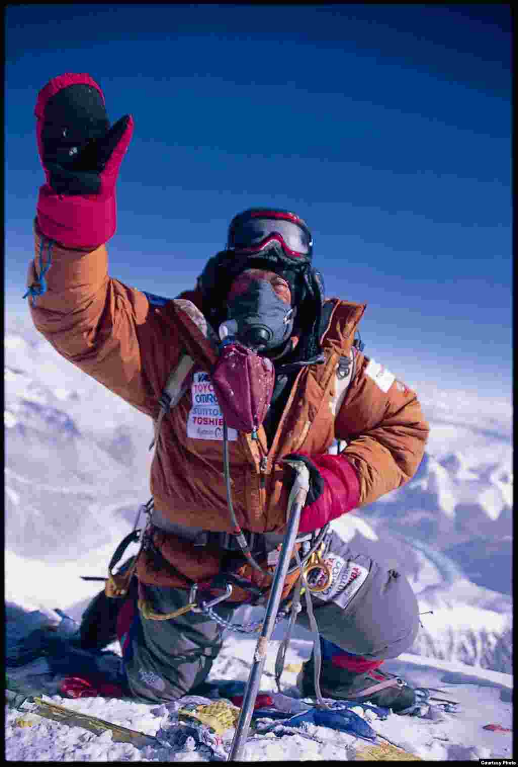Yuichiro Miura di puncak Gunung Everest pada 26 Mei 2008. (Miura Dolphins)