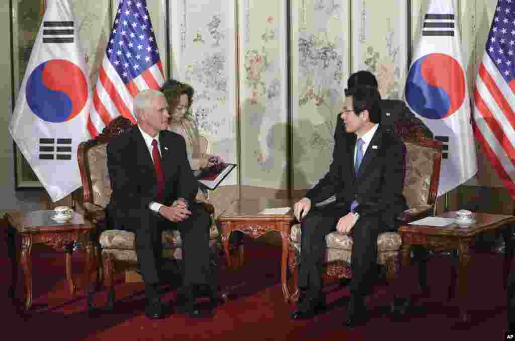 Le vice-président américain Mike Pence, à gauche, s'entretient avec le président et Premier ministre sud-coréen Hwang Kyo-ahn lors de leur rencontre à Séoul, en Corée du Sud, lundi 17 avril 2017. Pence a déclaré lundi que "l'ère de la stratégie de la patience est terminée" avec la Corée du Nord, exprimant son impatience face à la réticence du régime à se débarrasser des armes nucléaires et des missiles balistiques.