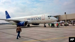 Sebuah pesawat komersial Suriah yang membawa pejabat dan wartawan Suriah mendarat di bandara Aleppo, Suriah, Rabu, 19 Februari 2020. (Foto: SANA).