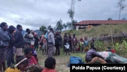 Sejumlah masyarakat di Kampung Mamba Distrik Sugapa, Kabupaten Intan Jaya, Papua, mengerumuni jenazah seorang warga sipil yang tewas ditembak kelompok bersenjata. Sabtu 30 Mei 2020, sebagai ilustrasi. (Foto: Polda Papua)