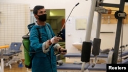 Petugas menyemprotkan disinfektan untuk mencegah perebakan Covid-19 di Benghazi, Libya (foto: dok). 