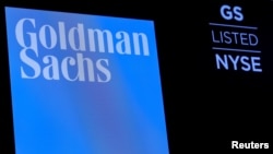 Logo banke Goldman Sachs na berzi u New Yorku (Foto: REUTERS/Brendan McDermid)