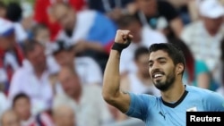 L'Uruguayen Luis Suarez se félicite de son but contre l'Arabie Saoudite, lors du Mondial 2018, le 20 juin 2018.