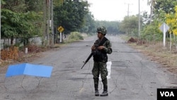 Seorang tentara Thailand berpatroli di daerah perbatasan antara Thailand dan Kamboja.